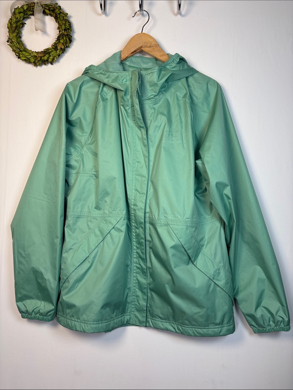 L.L Bean Women's Mint Green Hooded Rain Windbreaker Zip Hooded Jacket size Large